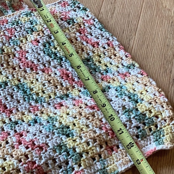 Lovely hand crafted tote bag and matching belt with goldtone buckle. - Picture 8 of 11